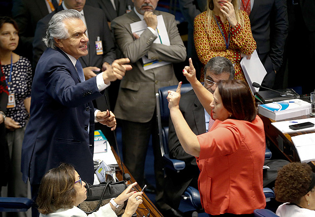 BRASILIA, DF, BRASIL, 25-08-2016, 09h00: O senador Ronaldo Caiado (DEM-GO) discute com o senador Lindberg Farias (PT-RJ) e com a senadora Ftima Bizerra (PT-PB). Sesso para votao do julgamento final do processo de impeachment da presidente afastada Dilma Rousseff, no plenrio do senado. O presidente do STF Ministro Ricardo Lewandowski preside a sesso. (Foto: Pedro Ladeira/Folhapress, PODER)