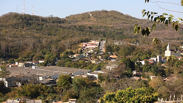 Vista de Cachoeira da Prata, em Minas Gerais, a primeira do ranking da Folha; a cidade  um anel de casas em torno de uma indstria txtil fechada