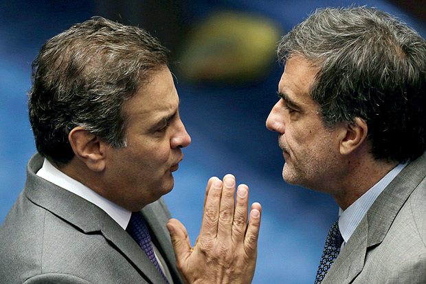 O senador Acio Neves (esq.) conversa com o advogado de defesa, Jos Eduardo Cardozo