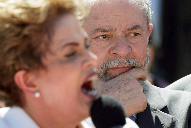 Dilma e Lula durante discurso em Braslia, aps senadores aprovarem pedido de impeachment