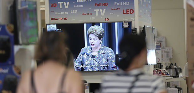 Pessoas acompanham o discurso da presidente Dilma Rousseff no centro de So Paulo