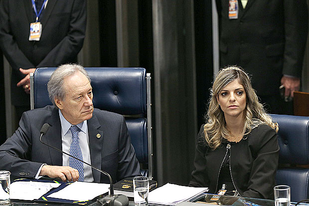Fabiane Duarte, assistente do ministro Ricardo Lewandowski, participa de sessão no Senado 