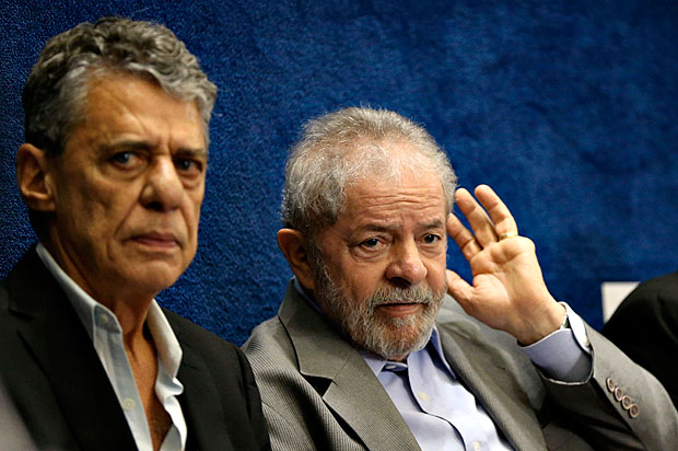 Lula ao lado de Chico Buarque, durante a defesa de Dilma no Senado