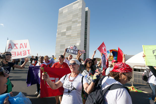 Manifestantes contrários ao processo de impeachment da presidente afastada Dilma Rousseff na Esplanada dos Ministériosnesta segunda-feira (29)