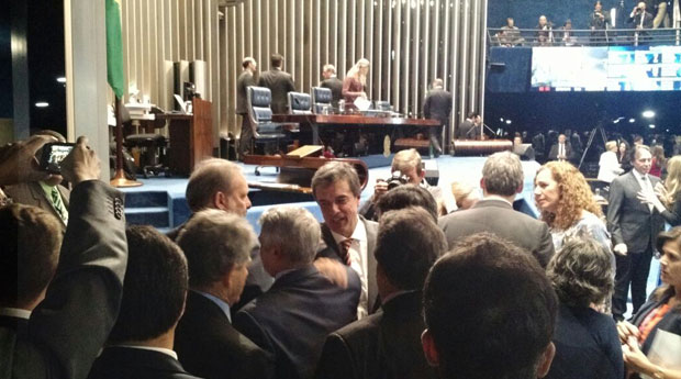 Senadores contrrios ao impeachment cumprimentam Jos Eduardo Cardozo aps discursoFoto: Dbora lvares/Folhapress