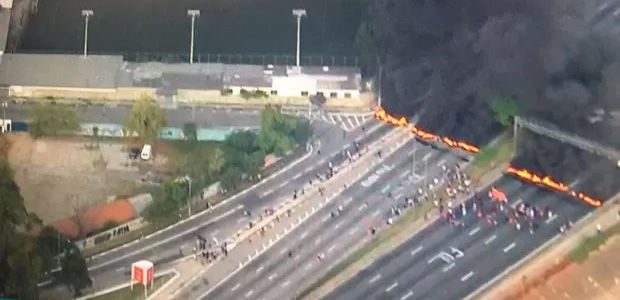 Protesto contra impeachment bloqueia pistas da marginal Tiet em So Paulo 