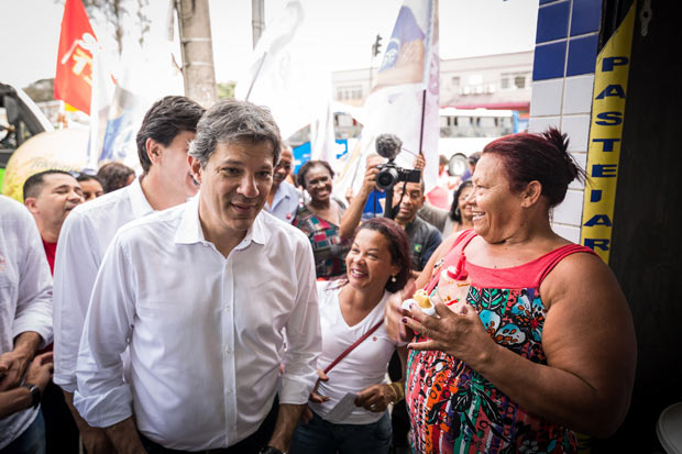 O atual prefeito de São Paulo e candidato à reeleição Fernando Haddad em caminhada na Parada de Taipas