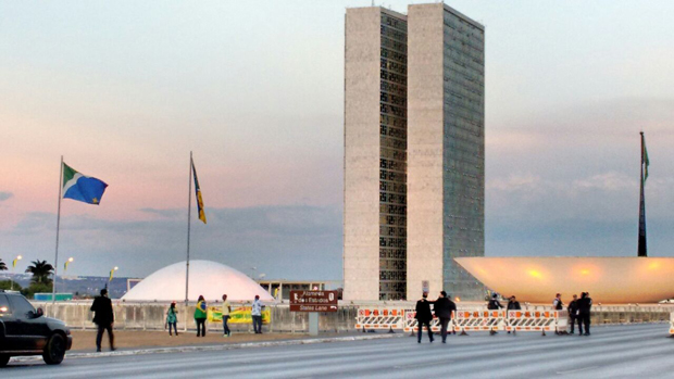 Na Esplanada, em Braslia, lado favorvel ao impeachment tem cerca de 15 pessoas