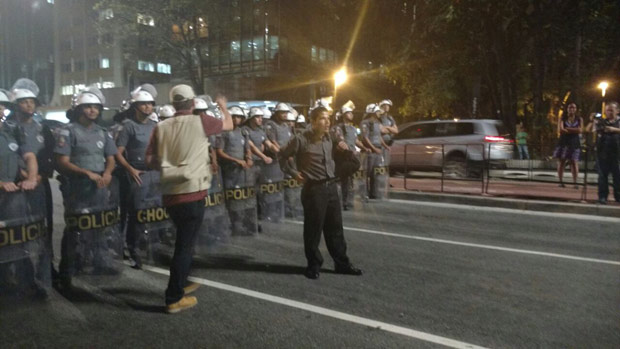 Homem provoca manifestantes na av. Paulista, em So Paulo