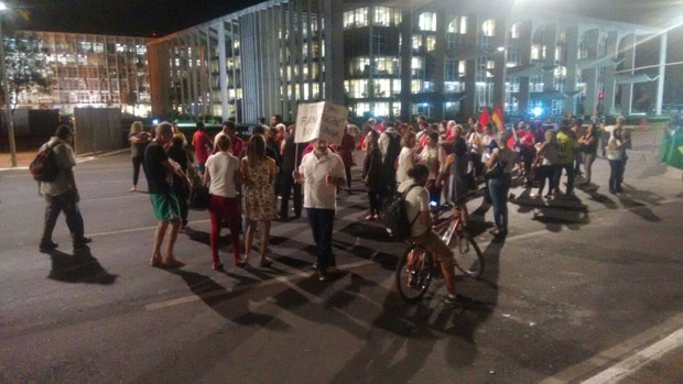 Manifestantes contrrios ao impeachment em Braslia
