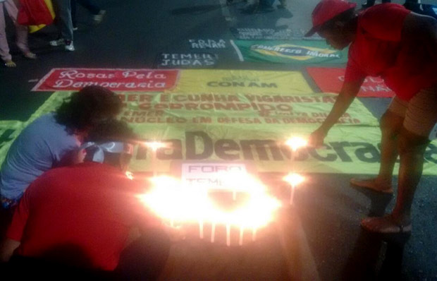 Manifestantes contrrios ao impeachment acendem velas anunciando o "enterro da democracia"
