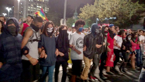 Cordo na frente da manifestao  formado por jovens, a maioria com o rosto coberto