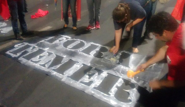 Manifestantes pintam no cho da pista da Esplanada dos Ministrios "Fora Temer".