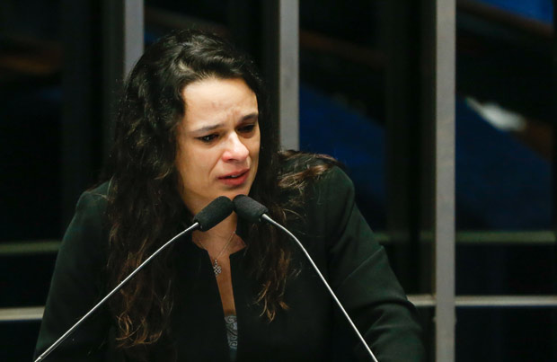 A advogada Janana Paschoal fala no plenrio do Senado durante o processo de impeachment de Dilma