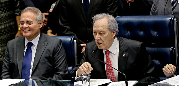 O presidente do STF, Ricardo Lewandowski, preside sesso do Senado ao lado de Renan Calheiros