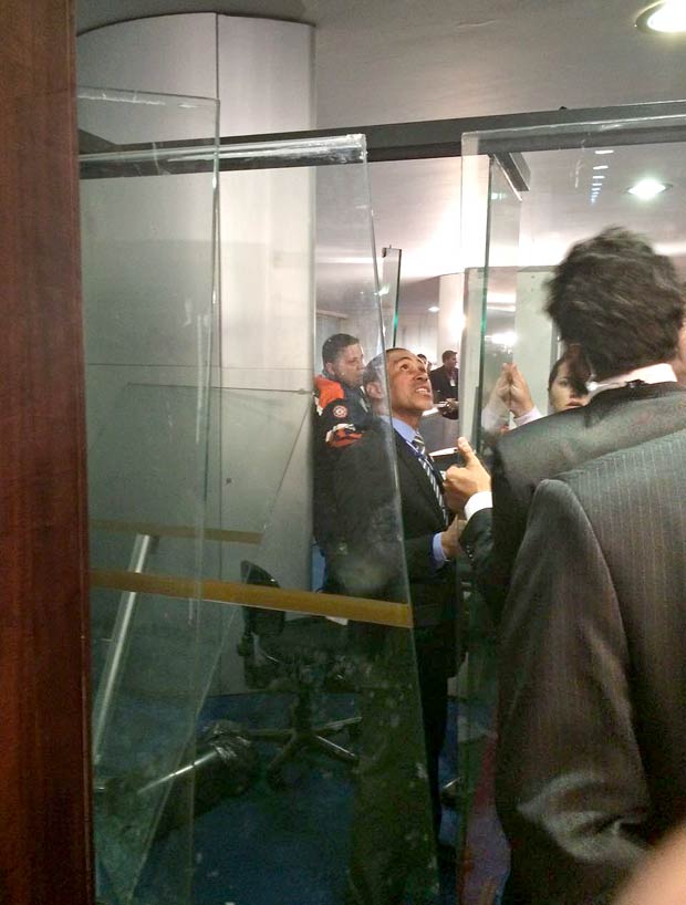 Porta quebrada durante tumulto na chegada de Michel Temer ao CongressoCrédito: Gustavo Uribe/Folhapress