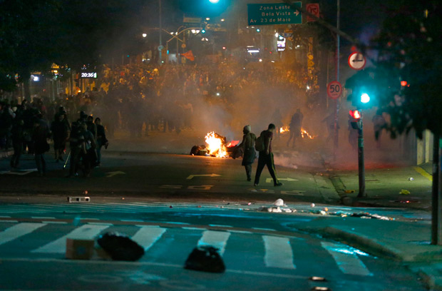 Policiais enfrentam os manifestantes na rua da Consolação