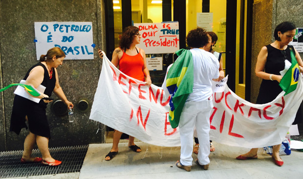 Manifestantes levaram faixas para a frente do consulado brasileiro em Nova York