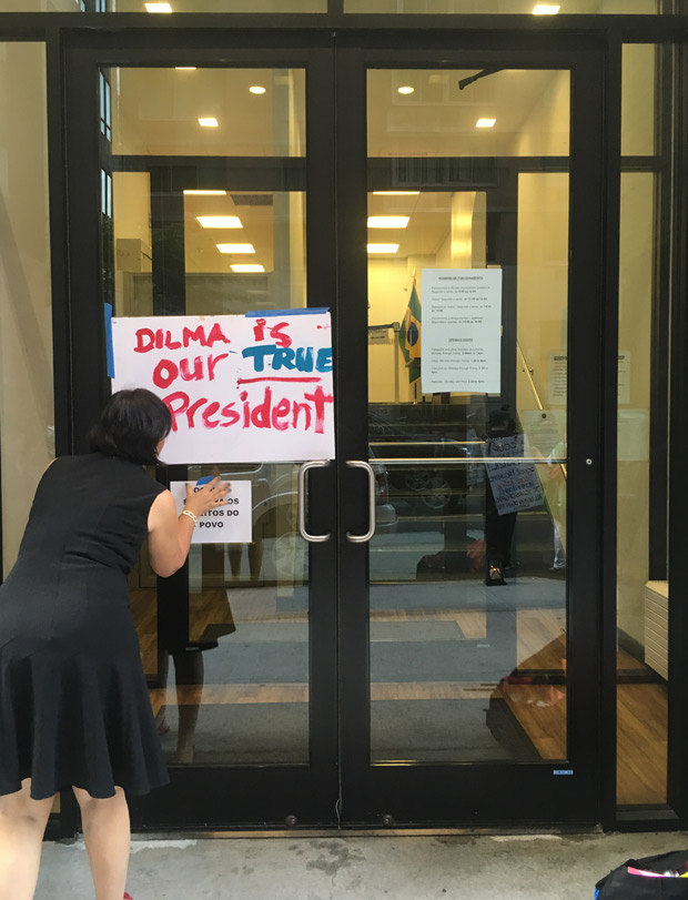 Manifestantes cola cartaz na porta do consulado brasileiro em Nova York