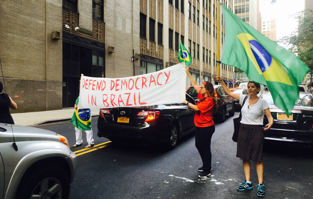 Manifestantes protestam contra Temer em frente ao consulado brasileiro em Nova York