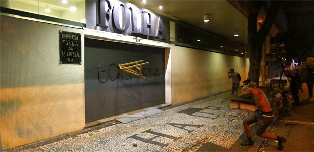 Sao Paulo,SP,Brasil 31-08-2016 - Manifestantes contra o impechment da presidente cacada Dilma Rousseff sao dispersados com bombas de gas lacrimogenio em frente ao predio da Folha de S.Paulo, na regiao central de cidade. (Foto:Fabio Braga/Folhapress, Poder)