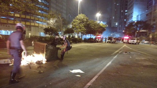 Policiais retiram caamba em chamas da via