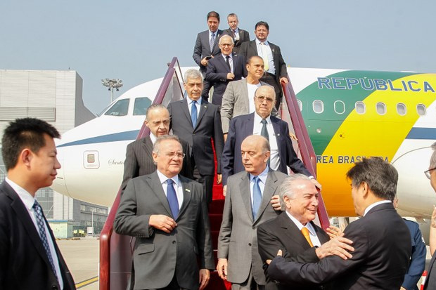 Presidente Michel Temer e o ministro José Serra chegam à China para cúpula do G20