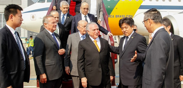 Presidente do Senado, Renan Calheiros (esq.), chega junto ao presidente Michel Temer  China, para cpula do G20