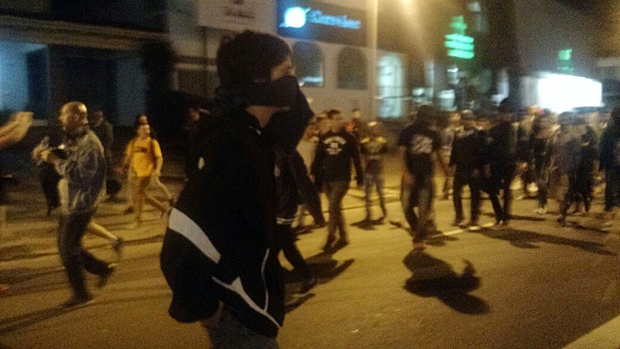Manifestantes comeam a cobrir o rosto