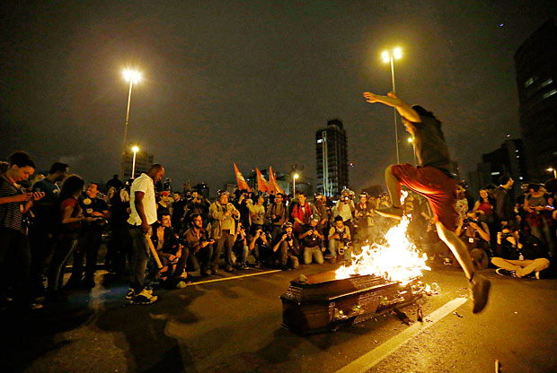 Manifestantes ateiam fogo no "caixo" que fizeram com boneco do presidente Michel Temer