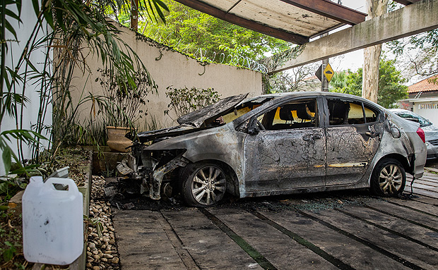 SAO PAULO, SP, BRASIL, 05-09-2016, 16h30: Carro de moradora da rua Umburanas que foi queimado neste domingo por volta das 21h. (Foto: Eduardo Anizelli/Folhapress, PODER) ***EXCLUSIVO***