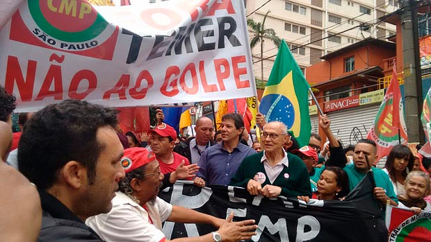 O prefeito Fernando Haddad (PT) chega ao protesto Grito dos Excludos