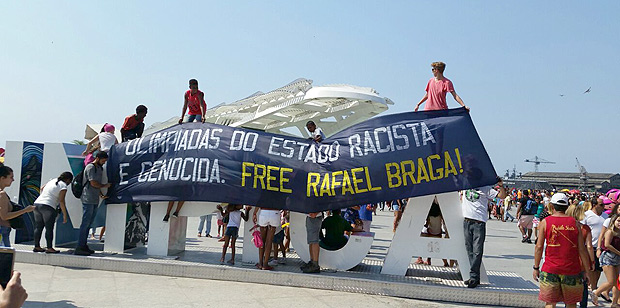 Manifestantes pedem liberdade a Rafael Braga, catador das latinhas preso em manifestao no Rio em 2013