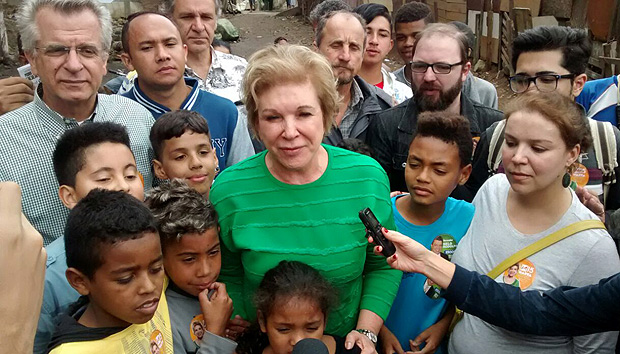 Marta Suplicy (PMDB) faz campanha no Jardim Peri (zona norte) e promete urbanizar favela na rea