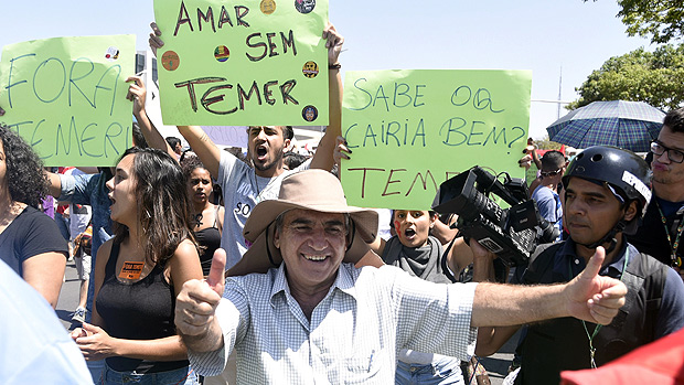 BRASILIA - DF - BRASIL - 07/09/2016 - PROTESTO FORA TEMER. Manifestantes no protesto O Grito dos Excluidos contra o governo Temer em Brasilia. Ex-ministro Gilberto Carvalho na manifestacao. (Foto: Iano Machado/UOL).******EMBARGADO PARA USO EM INTERNET******* ATENCAO: PROIBIDO PUBLICAR SEM AUTORIZACAO DO UOL