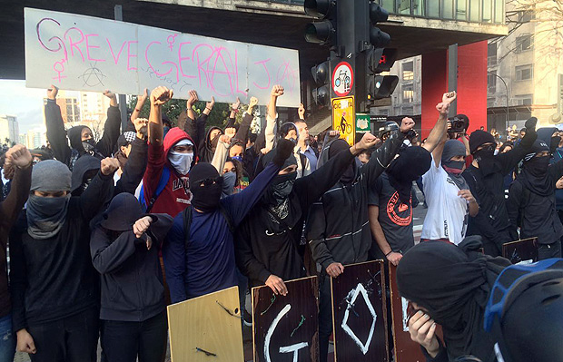 Menifestantes mascarados se renem em frente ao Masp durante protesto nesta quarta (7)