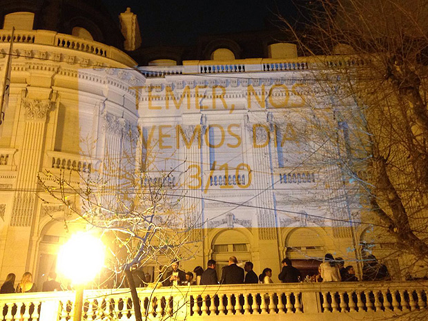 Manifestantes projetam mensagem fazendo referncia a futura visita do presidente  Argentina