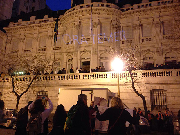 Manifestantes projetam dizeres "Fora Temer" na fachada da embaixada brasileira em Buenos Aires