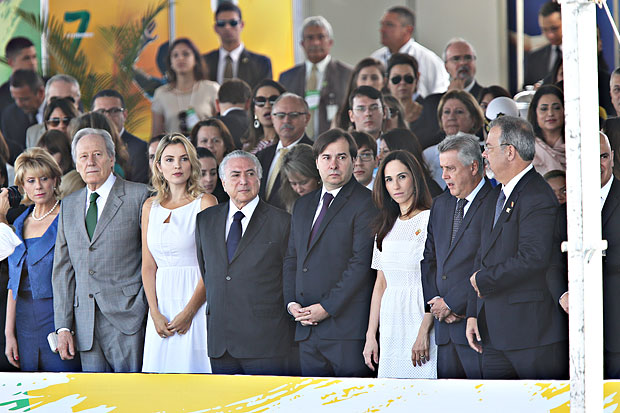 Ricardo Lewandowski, Marcela Temer, Michel Temer e Rodrigo Maia em desfile de 7 de setembro