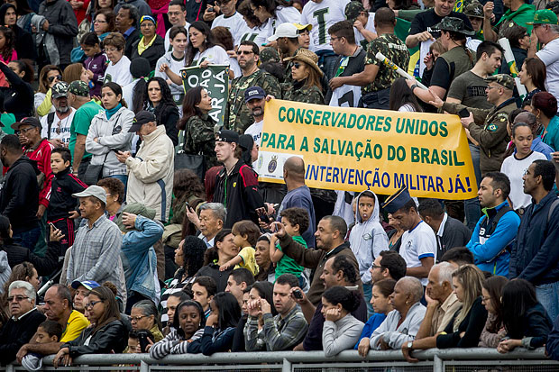 Pblico levanta faixa com os dizeres "Conservadores unidos para a salvao do Brasil. Interveno militar j" durante o desfile militar de 7 de setembro, realizado no sambdromo do Anhembi. 