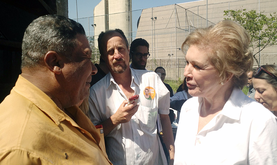 Marta conversa com lderes comunitrios em Jaan, na zona Norte de So Paulo