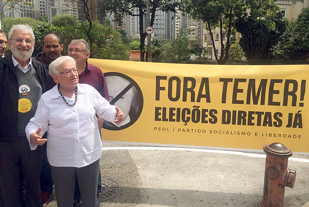 Luiza Erundina (PSOL) e Ivan Valente (PSOL) em frente a cartaz contra Temer durante panfletagem no Hospital do Servidor Pblico Municipal
