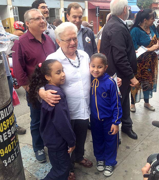 Luiza Erundina (PSOL) posa com Rafaela, 6, e Eduarda, 6, em frente ao Hospital do Servidor Pblico Municipal