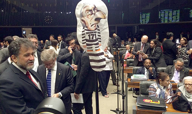 Deputados contrrios a Eduardo Cunha aguardam pela retomada da sesso