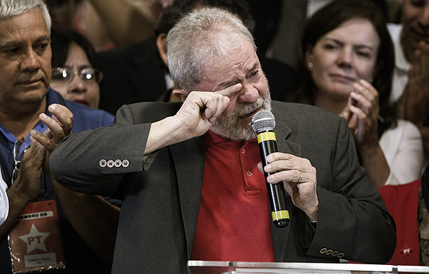O ex-presidente Lula chora durante pronunciamento a imprensa aps ser denunciado na Lava Jato