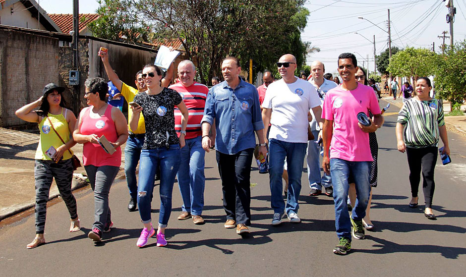 Candidato Edinho Silva (PT) faz caminhada para apresenta��o de propostas em Araraquara