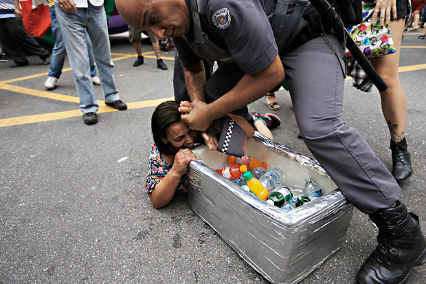 Protesto tem confuso aps PM tentar prender ambulante que estava vendendo cerveja e gua