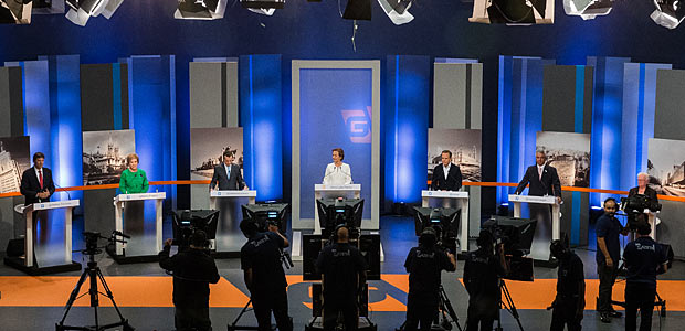 Haddad (PT), Marta (PMDB), Russomanno (PRB), Doria (PSDB), Olímpio (SD) e Erundina (PSOL), em debate na Gazeta, com a mediadora Maria Lydia ao centro