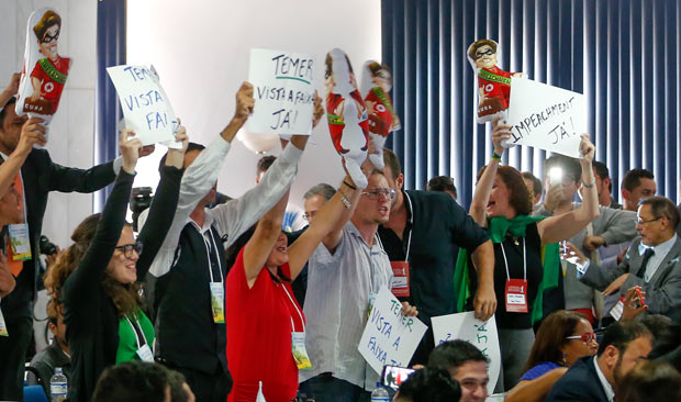 Manifestantes anti-Dilma durante congresso da Fundação Ulysses Guimarães, em 2015