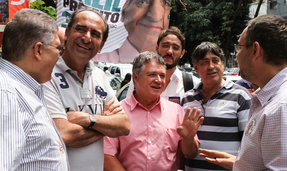O candidato Alexandre Kalil (segundo na esquerda) visita Barro Preto, bairro de Belo Horizonte abriga um dos principais polos de moda do pas